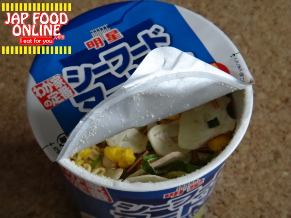 Myojo "Wagayanoteiban, Seafood noodle" is shameless basic item & garbage car design. (8)