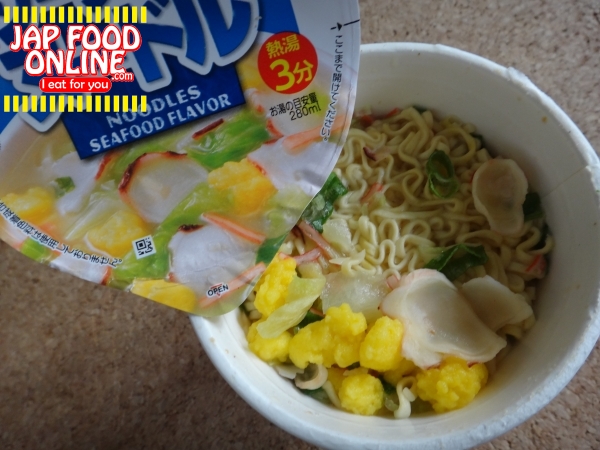 Myojo "Wagayanoteiban, Seafood noodle" is shameless basic item & garbage car design. (19)
