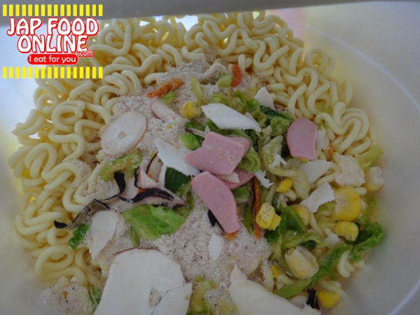 Chanpon, ramen noodle wiht full of vegitable. [Myojo Kodawari no ippin Chanpon] (5)