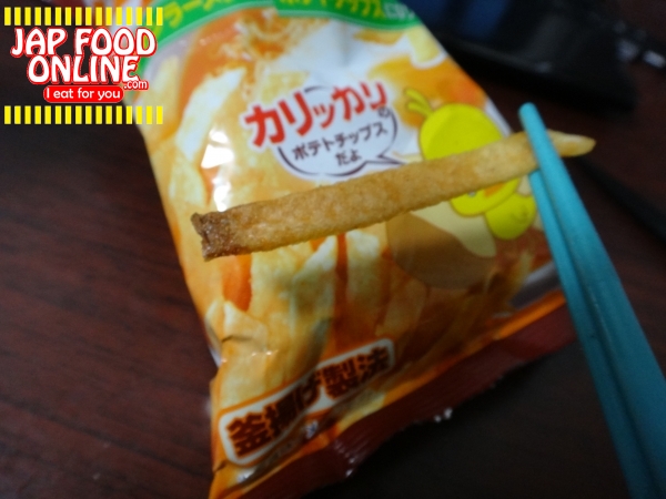 Potato chip, "chikin ramen" taste. Just eat "chikin ramen" instead to eat "chikin ramen" taste potato chip (1)