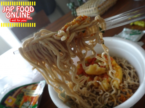 Maruchan's master piece,  Midori no Tanuki  is Soba noodle with tempura0015